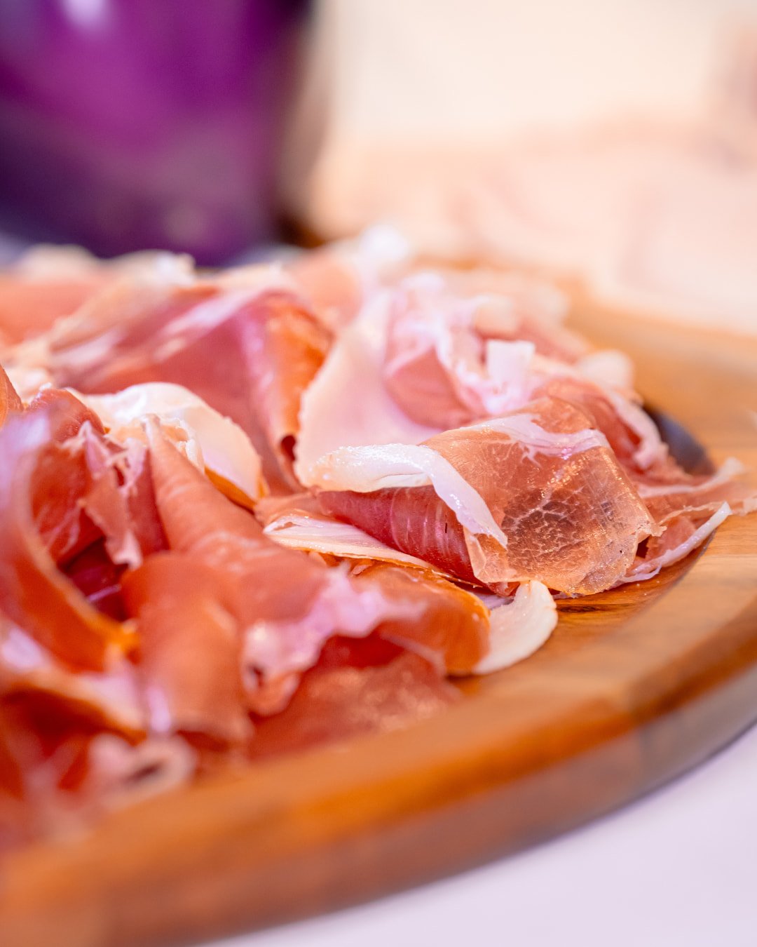 Fines tranches de jambon cru servies en antipasti à la Trattoria Bella