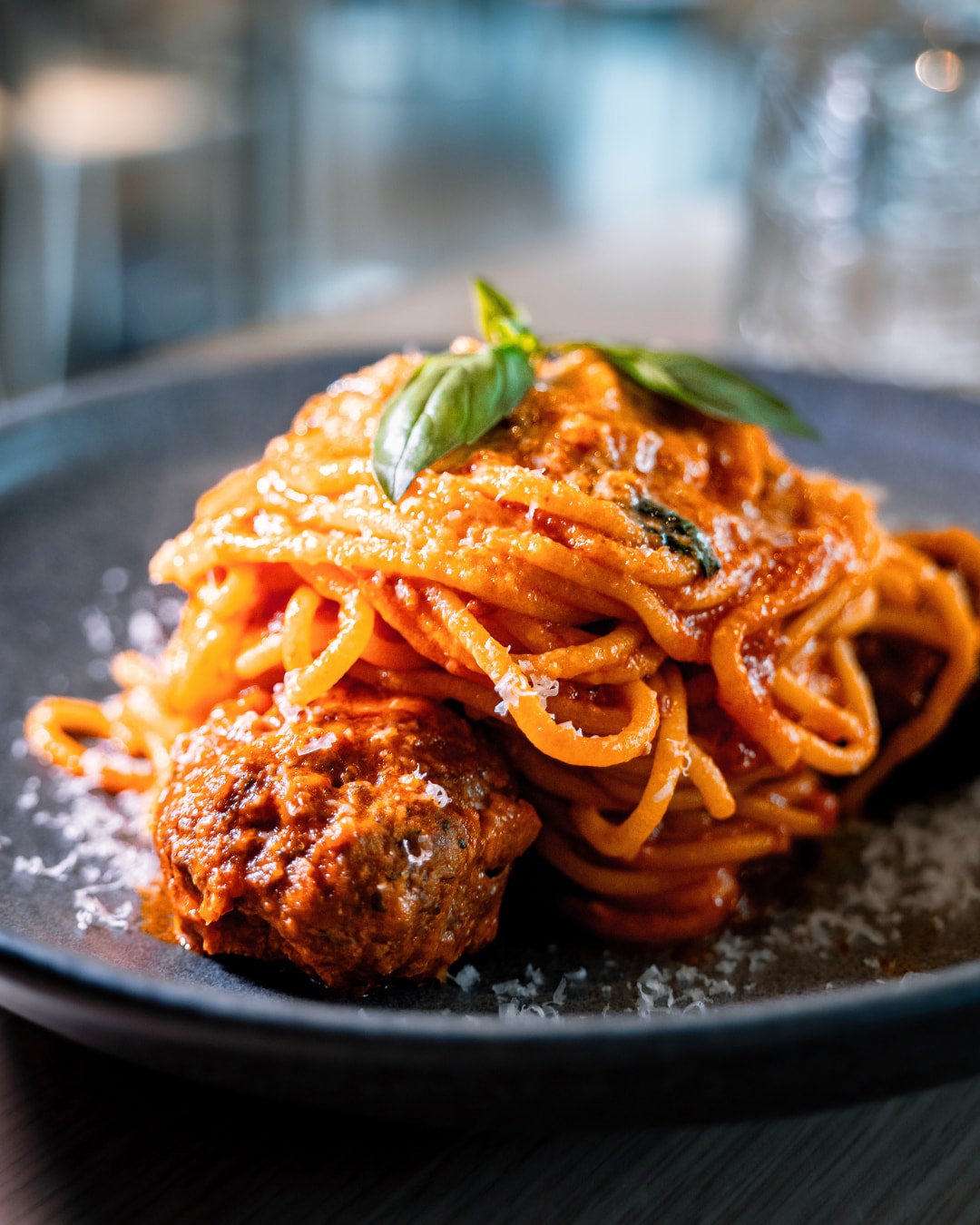 Pâtes à la sauce tomate et polpette à la Trattoria Bella