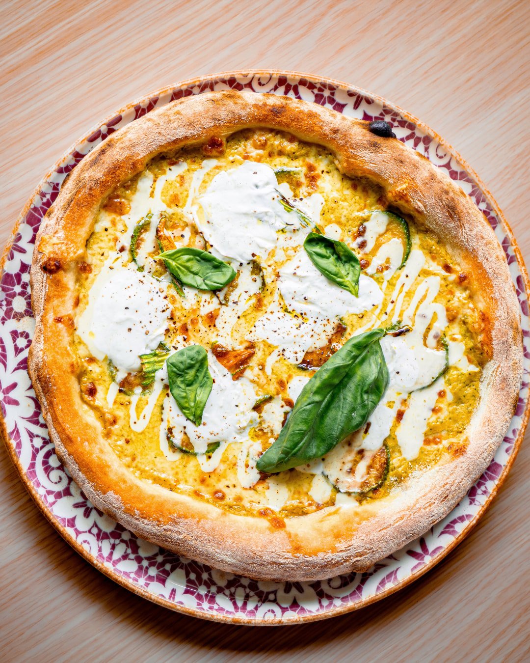 Pizza garnie de fromage et de basilic à la Trattoria Bella