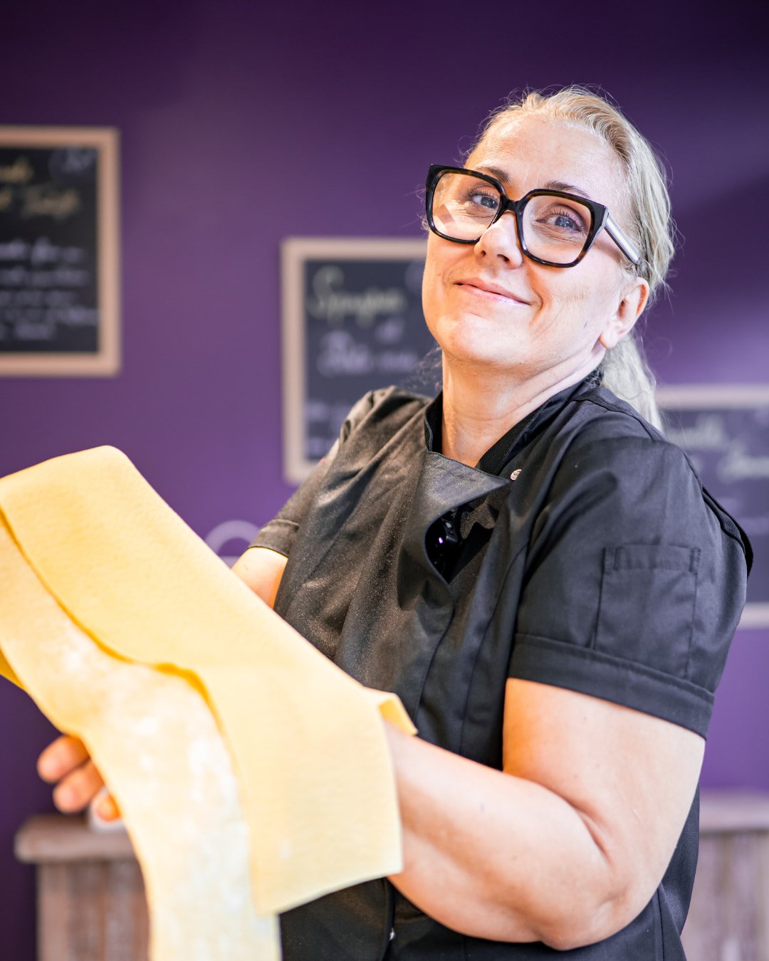 La cuisine maison à la Trattoria Bella : une feuille de pâte fraîche présentée en cuisine