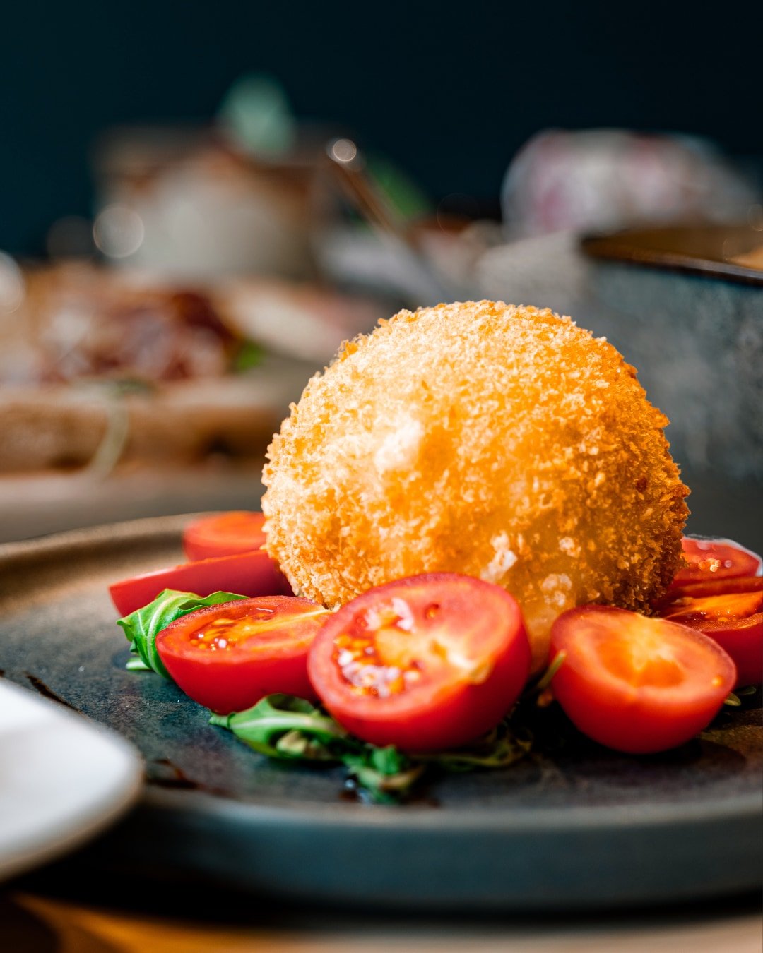 Antipasto doré et croustillant servi avec des tomates fraîches à la Trattoria Bella